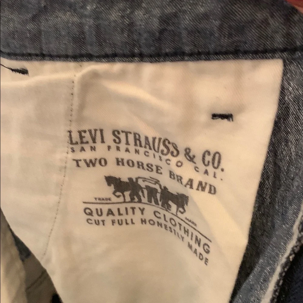 Vintage Levi’s Blue Cargo Shorts Relaxed Fit in size 34